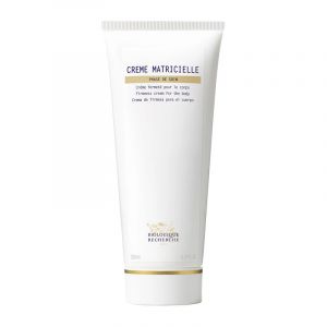 A GENUINE ALLY AGAINST LOSS OF FIRMNESS, CRÈME MATRICIELLE IS A FIRMING TREATMENT FORMULATED TO COMB
It targets sagging skin in key areas of the body (thighs, stomach, torso and arms) caused by the decreased production of support fibers (collagen and ela