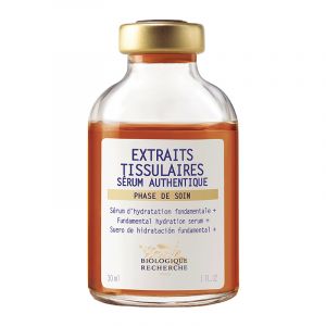 Extraits Tissulaires serum is an instant moisturizer with anti-dehydration properties. Its formula is designed to continuously capture and diffuse water to restore the skin’s water balance. The combined action of its active ingredients helps kickstart the