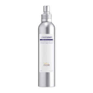 L' Eauxygénante is a fresh moisturizing mist that contains an oxygenating “anti-pollution” complex. This skincare mist breathes beauty into your skin, giving new radiance to the complexion and improving the hold of your makeup. Rich in Vitamins A and C fr