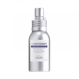 L' Eauxygénante is a fresh moisturizing mist that contains an oxygenating “anti-pollution” complex. This skincare mist breathes beauty into your skin, giving new radiance to the complexion and improving the hold of your makeup. Rich in Vitamins A and C fr