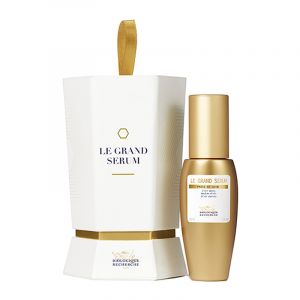 An absolute elixir, Le Grand Sérum will act on major skin issues linked to age to combat the signs of aging. Telomeractiv©, innovative active ingredient, combined of 27 anti-wrinkle, antioxidant, firming and regenerating ingredients, to protect the skin a